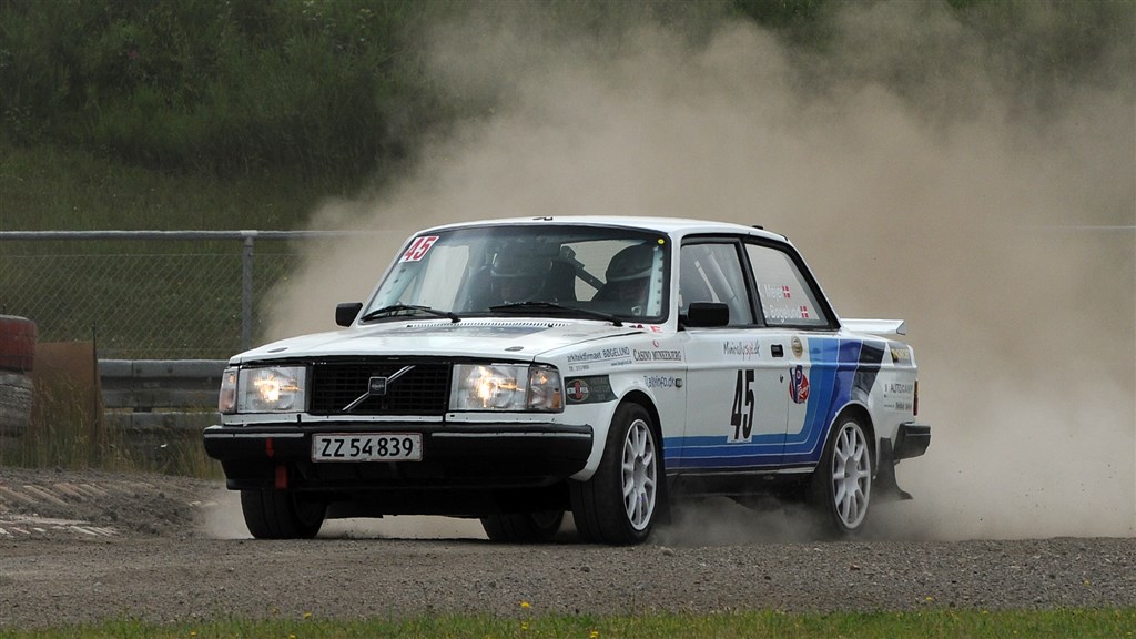 Kurt Mejer og Steen Bøgelund på den støvende del af Korskrobanen.
(Foto: rallypics.dk – Viggo Johansen)
